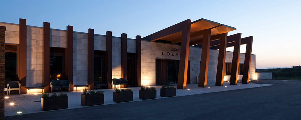 Bodega Rioja - Bodegas Lozano fachada noche